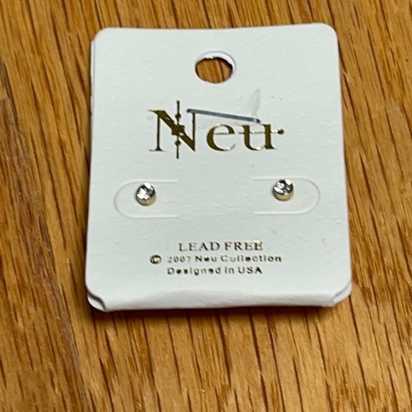 Never been worn Tiny Studs - Picture 1 of 2